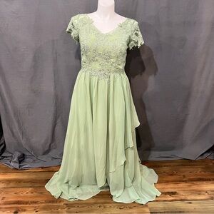 Gallery Light Green Lace Maxi Dress